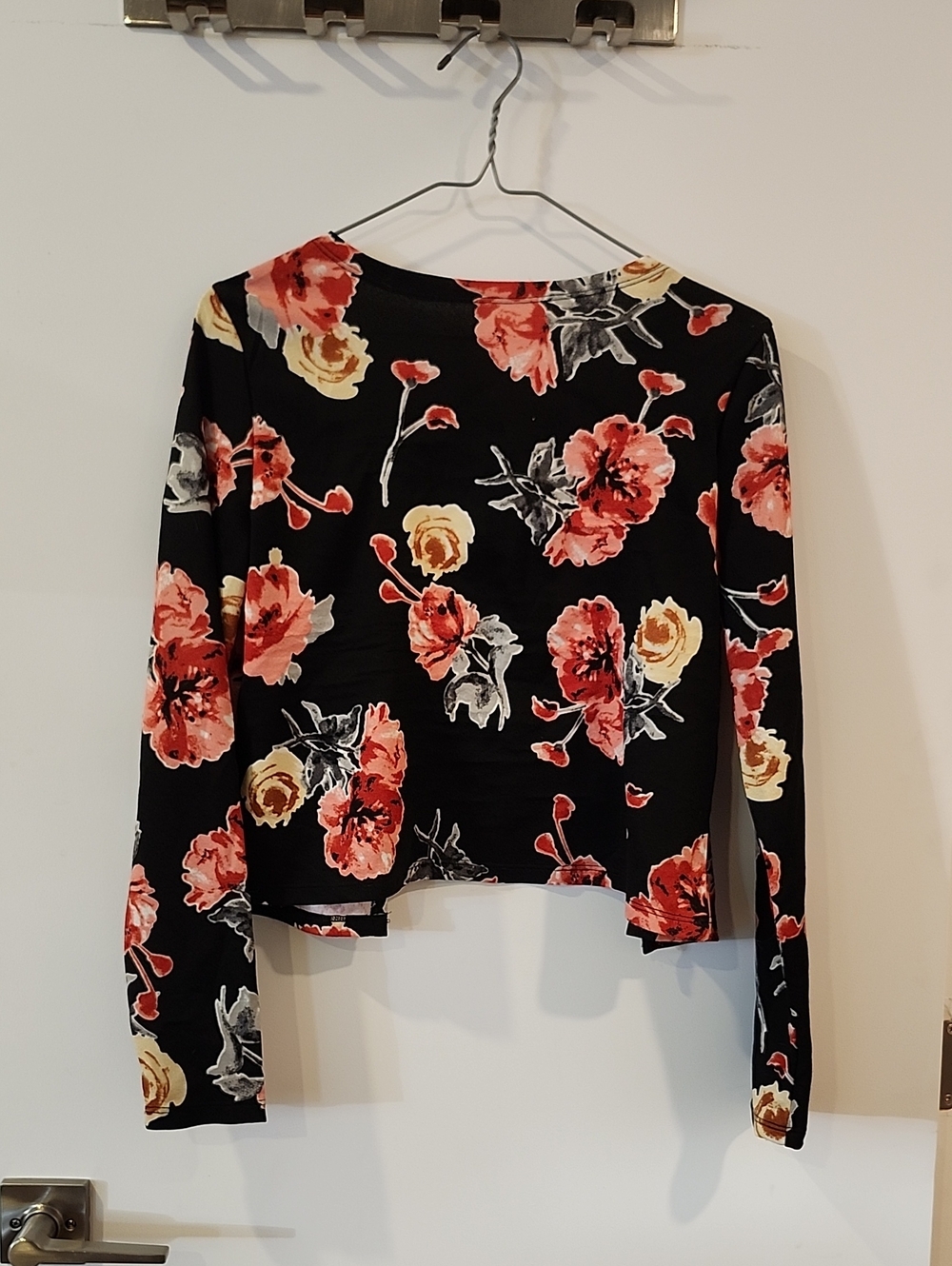 P2P 19"  Black Floral Open-Front Top with Red and Cream Flowers - Picture 3 of 4